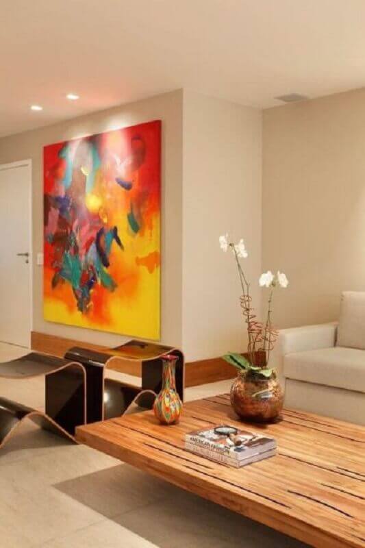 sala decorada com quadros abstratos coloridos Foto Archidea
