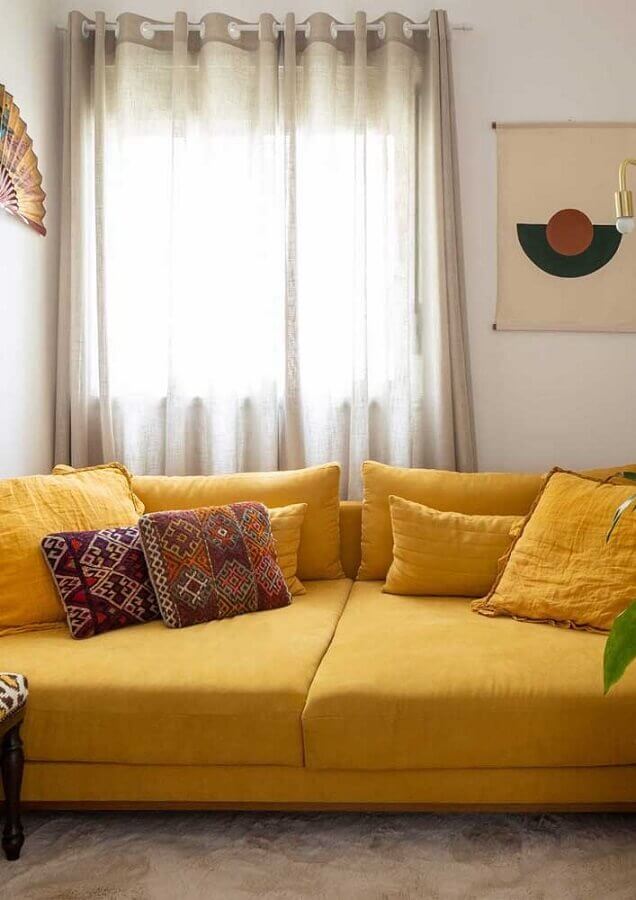 sala decorada com sofá amarelo Foto Webcomunica