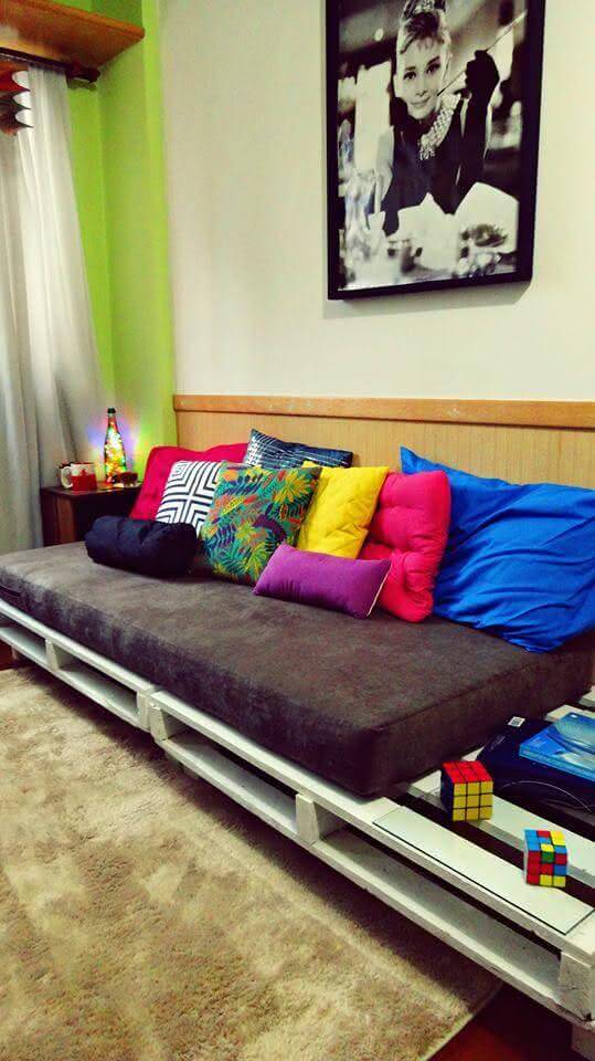 Sofá cama de palete com almofadas coloridas