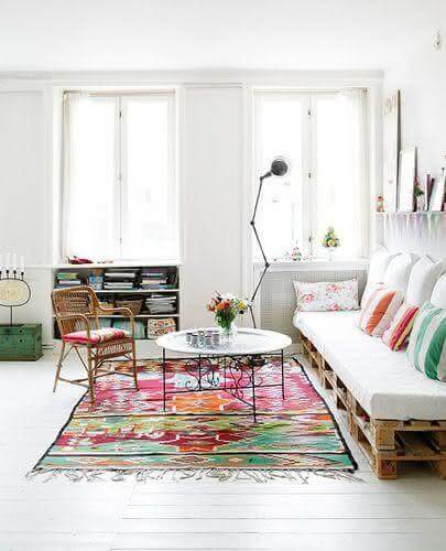 Sofá de palete com almofadas coloridas