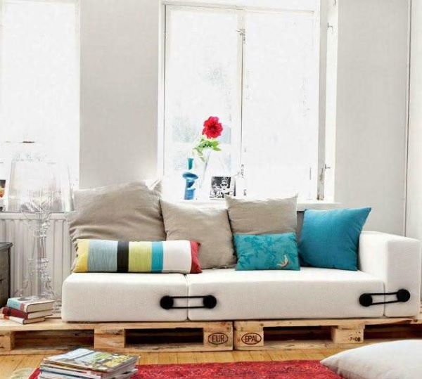Sofá de palete moderno com almofadas coloridas