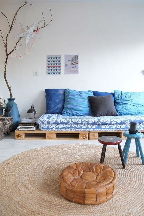 Sofá feito de palete azul