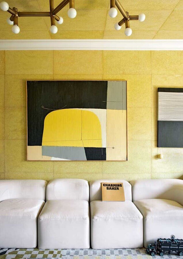 sofá branco moderno para decoração de sala com parede amarela Foto Pinterest