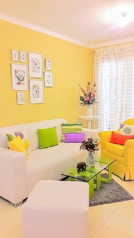 sofá e poltrona para sala amarela com almofadas coloridas Foto Pinterest