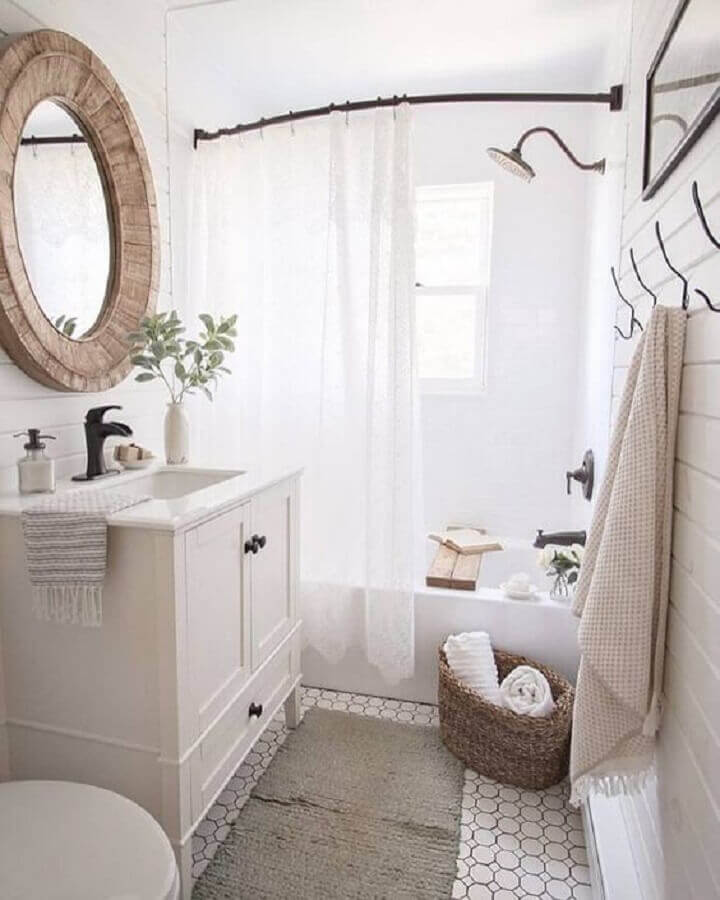 tapete para banheiro decorado todo branco com detalhes em madeira Foto Pinterest