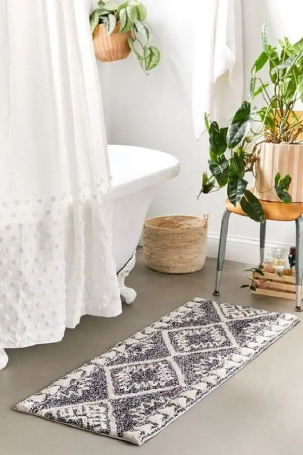 tapete simples para decoração de banheiro com banheira Foto Urban Outfitters