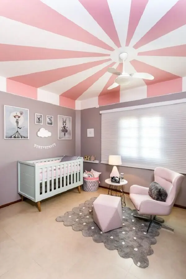 teto pintado com listras para decoração de quarto de bebê cinza e rosa Foto CoDecorar