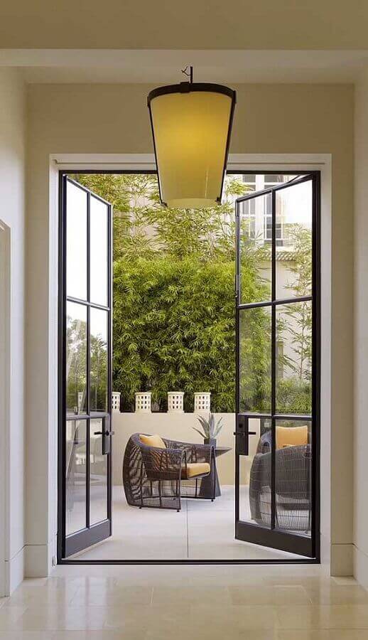 varanda com porta francesa de vidro e alumínio Foto Archello