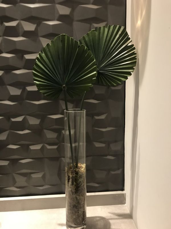 Vaso de cristal com palmeira leque