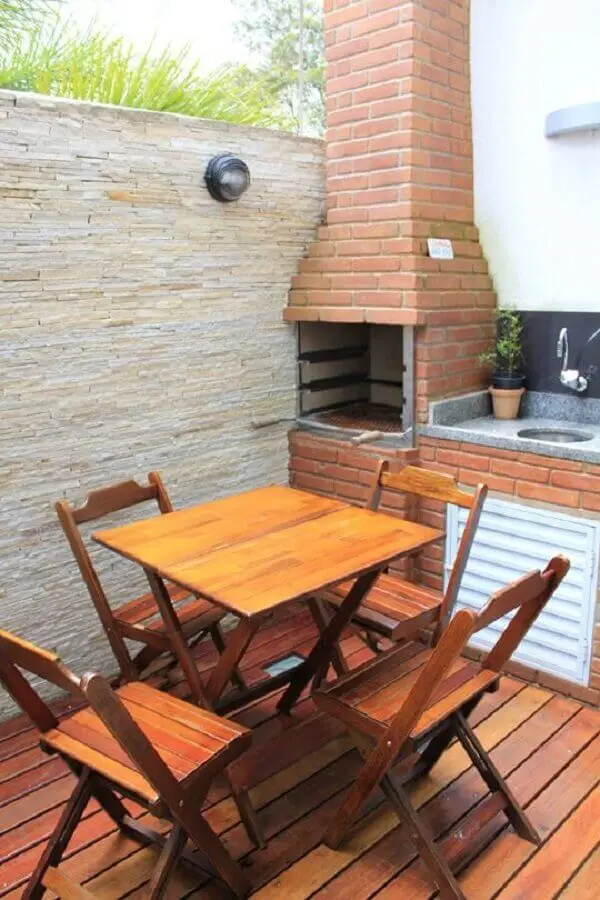 área gourmet pequena e simples com churrasqueira de tijolinho Foto Espaço Casa