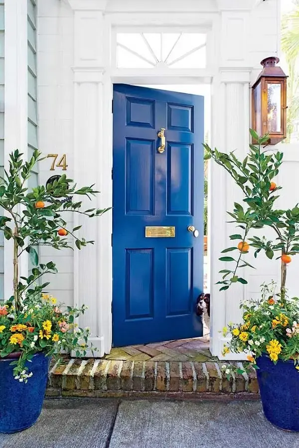 A entrada de casa fica ainda mais especial com a presença das flores amarelas
