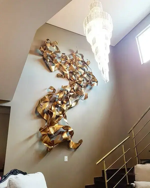 A escultura de parede pode fazer parte da área da escada