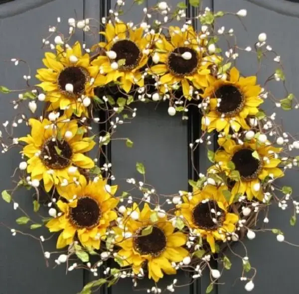 A porta de entrada pode receber uma decoração especial com flores amarelas