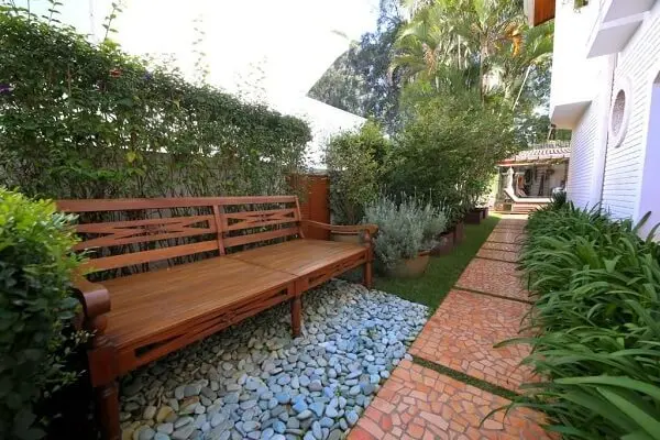 Alinhe os móveis para jardim rentes a parede para aumentar a área de circulação de pessoas