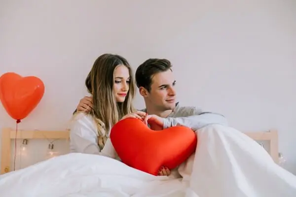 Almofadas em formato de coração trazem fofura para quarto decorado dia dos namorados