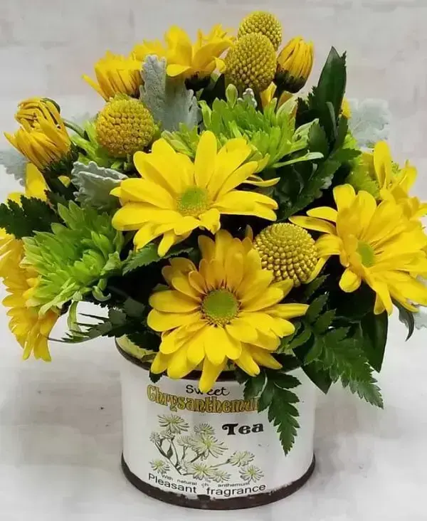 Arranjo simples feito com flores amarelas de crisântemo