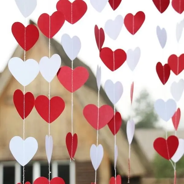As cortinas de corações podem ser usadas na decoração de quarto dia dos namorados