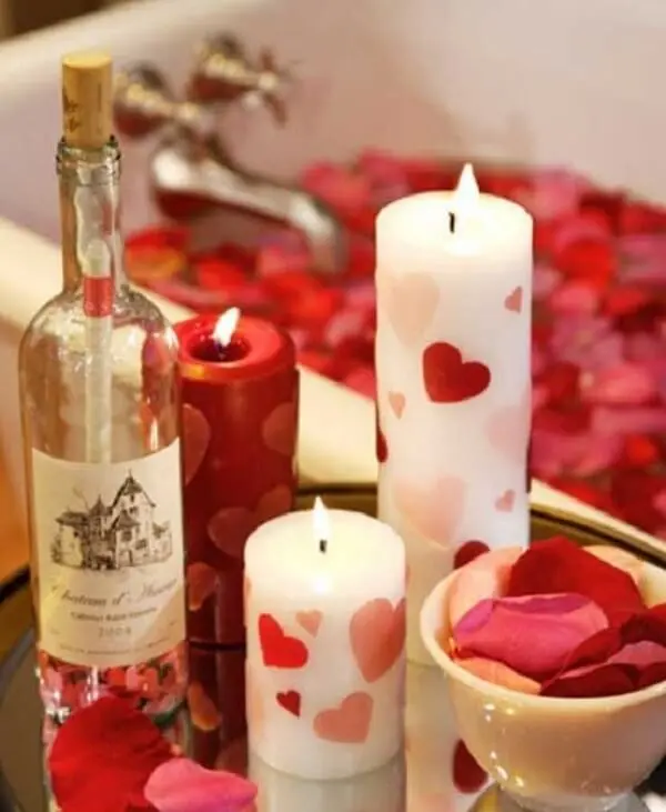 As velas aromáticas são ótimas para complementar a decoração dia dos namorados quarto