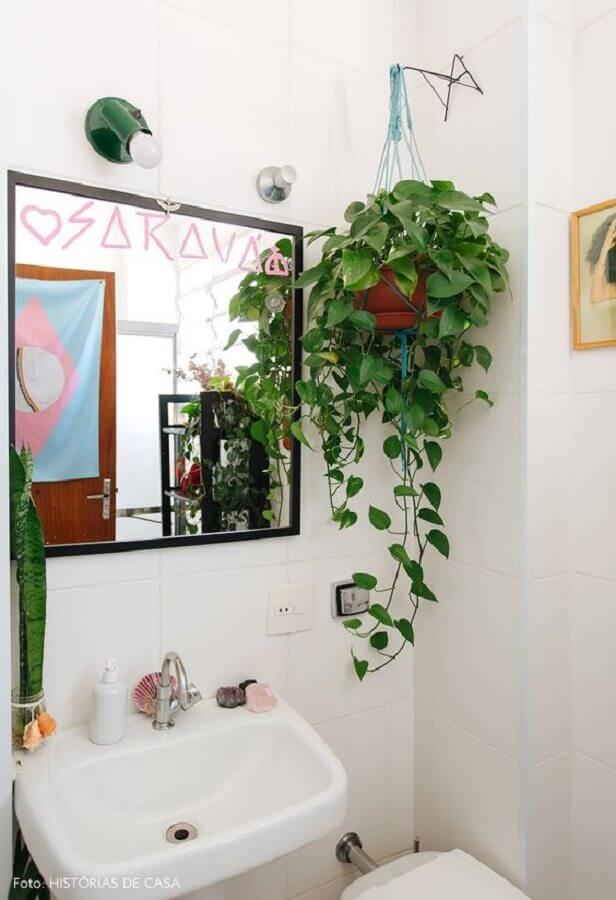 Banheiro decorado com plantas pendentes Foto Pinterest