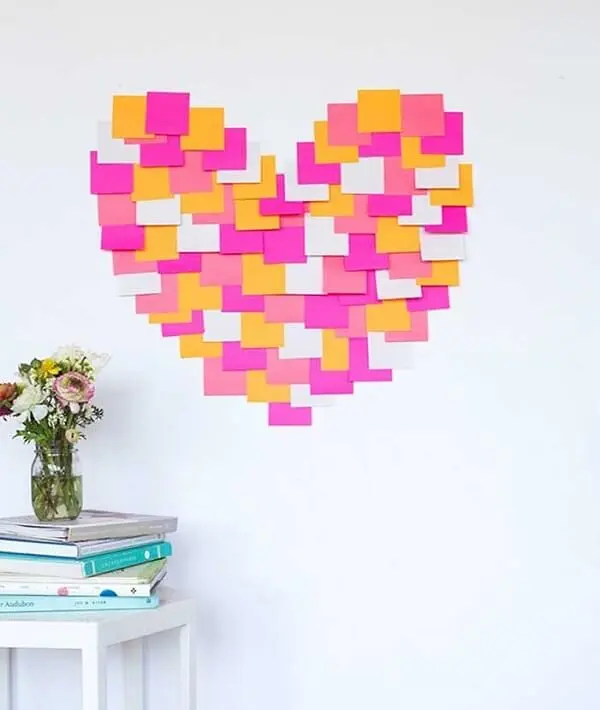 Bilhetinhos em post it podem formar um lindo coração na parede