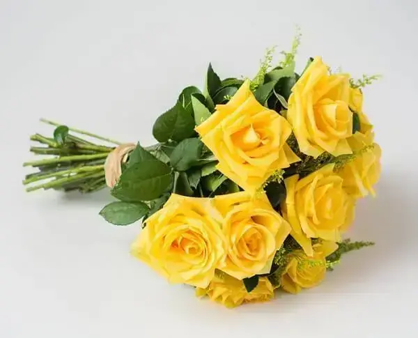 Buquê de flores amarelas com 12 rosas