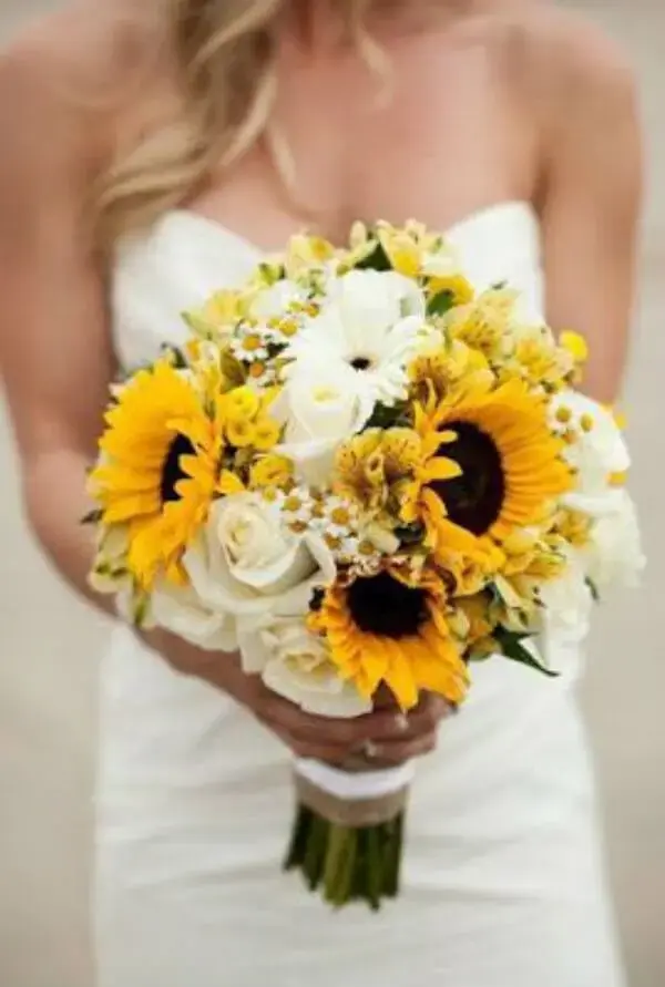 Buquê de flor branca e amarela mescla girassóis e rosas