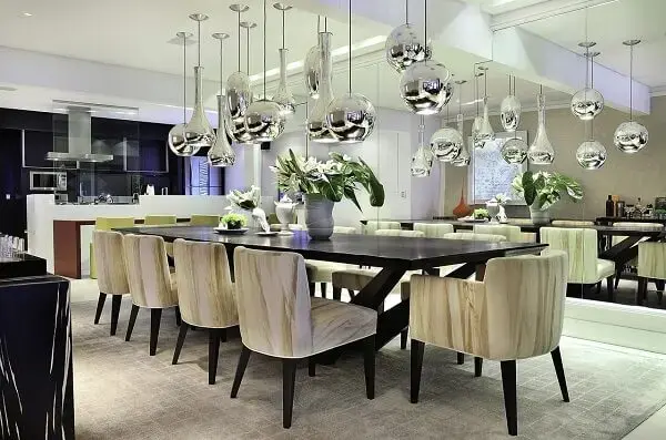Cadeiras com estofado claro e mesa preta são móveis para sala de jantar que complementa a decoração