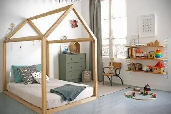 Com o uso de tons neutros e móveis de madeira, este quarto de menino ficou bem aconchegante com móveis montessoriano