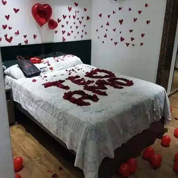 Decoração dia dos namorados quarto simples com pétalas