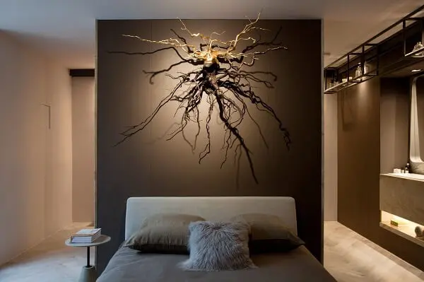 Escultura de parede criativa se destaca na decoração do dormitório