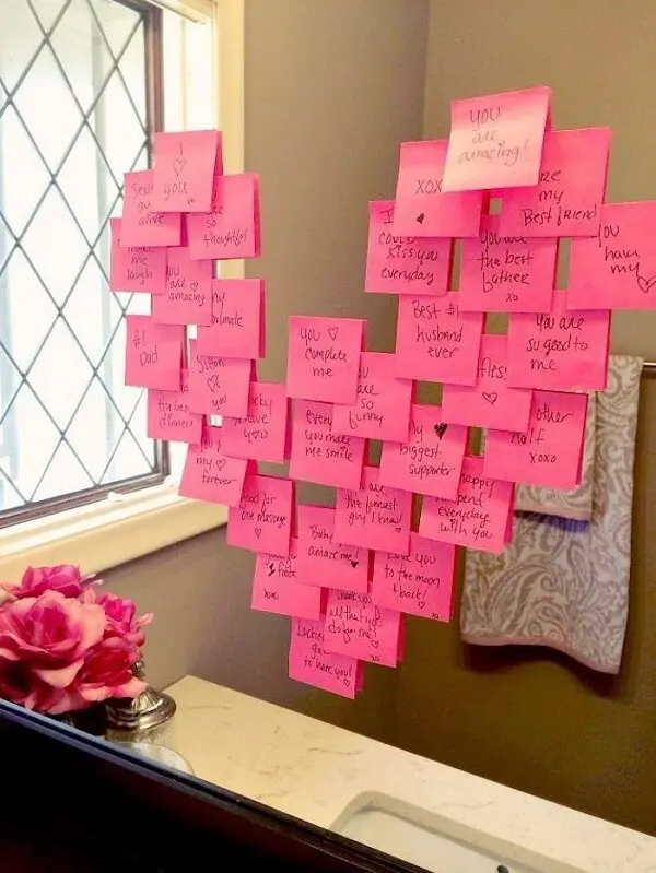 Inove na decoração de quarto dia dos namorados incluindo post it com mensagem românticas
