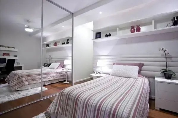 Invista em móveis planejados quarto como este guarda roupa com porta espelhada