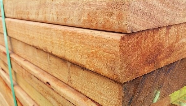 Tábuas e sarrafos de madeira podem ser usados em diferentes etapas de uma obr