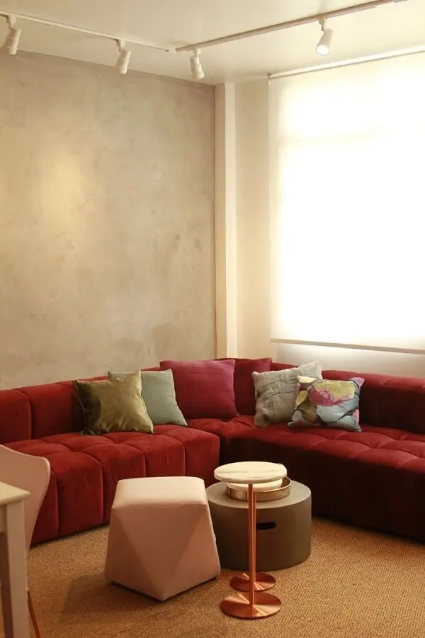 Modelo de sofá modular em tom vermelho