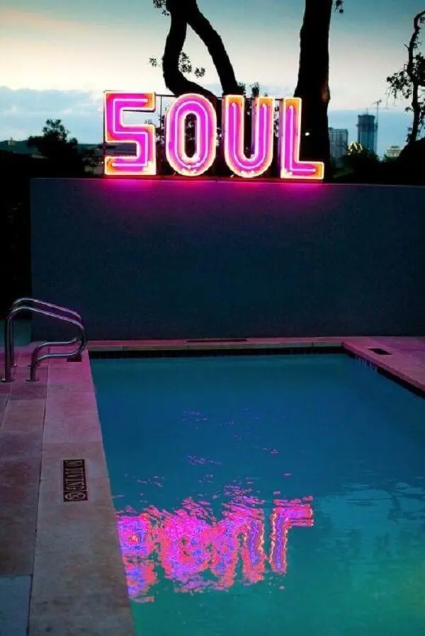 O neon luminoso anima a decoração da festa na piscina