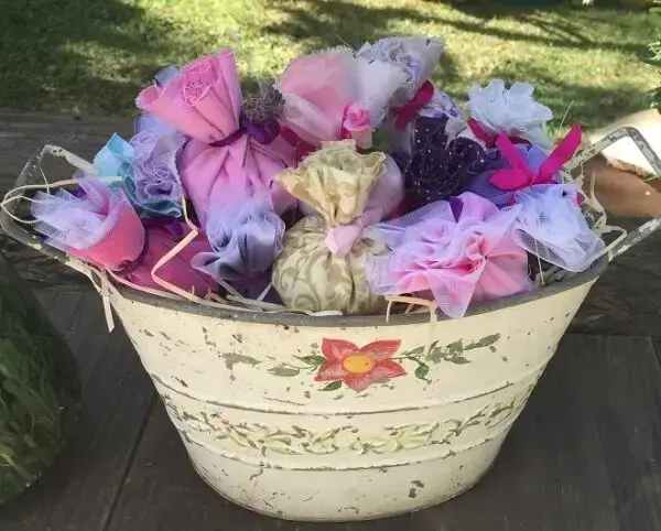 O sachê perfumado para lembrancinha pode ficar exposto dentro de um balde decorativo