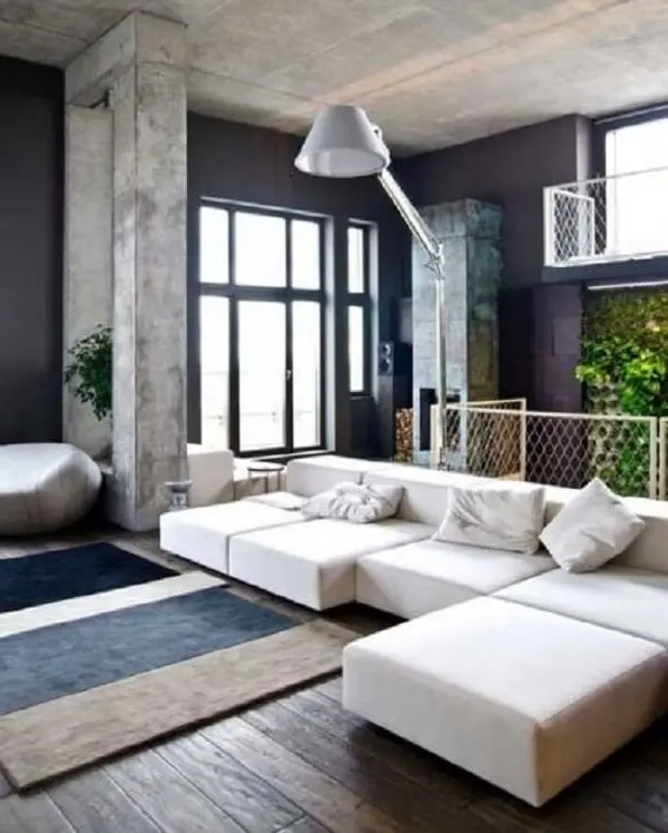 O sofá modular branco se encaixa perfeitamente com a decoração