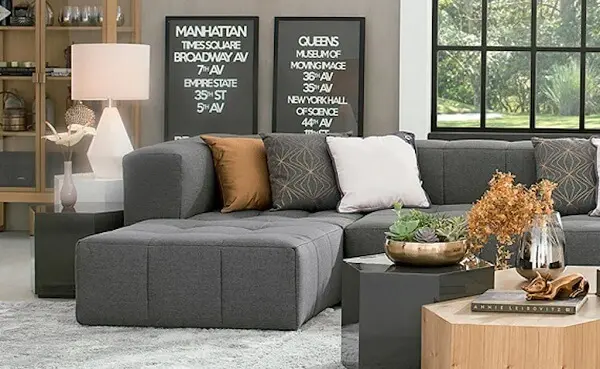 O sofá modular cinza fica discreto na decoração
