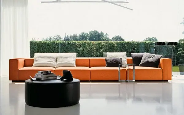 O sofá modular laranja se torna protagonista no ambiente