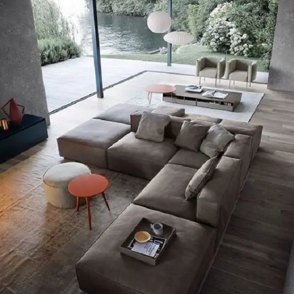 O sofá modular sem braço é a grande atração do ambiente