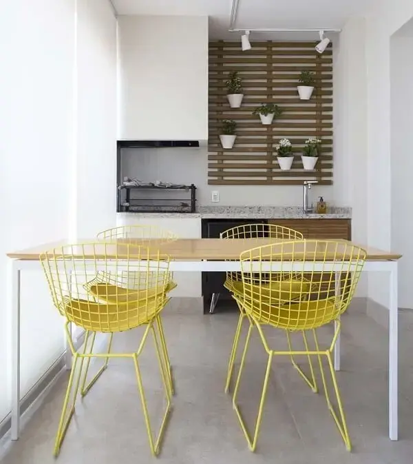 Os móveis de ferro podem receber acabamento colorido como estas cadeiras amarelas