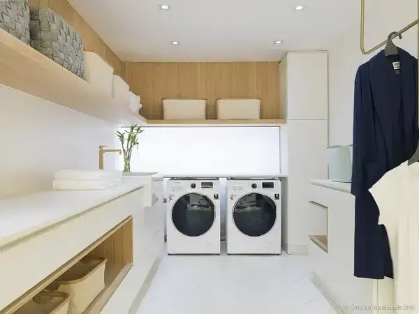 Os móveis para lavanderia embutidos auxiliam na organização do espaço