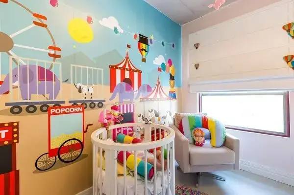 Os móveis para quarto de bebê são neutros e se harmonizam com a temática da decoração