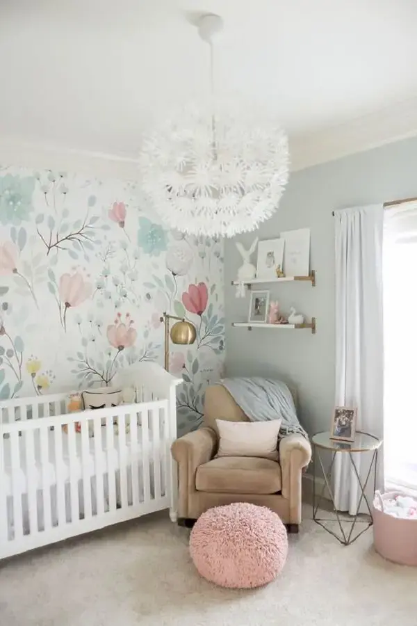 Papel de parede florido e móveis para quarto de bebê em tons neutros