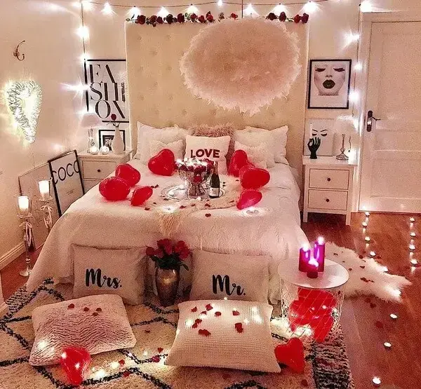 Quarto decorado para dia dos namorados com pétalas, luzes e flores