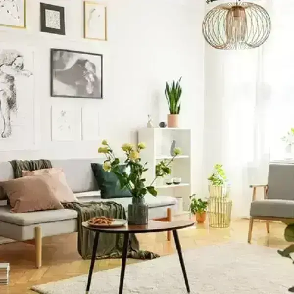 Sala de estar com algumas plantas, flores e detalhes rústicos