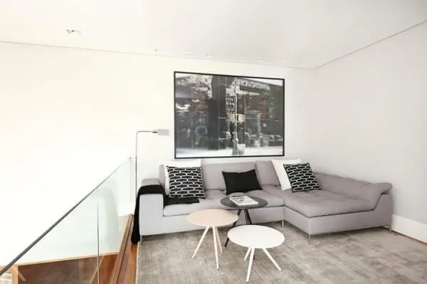 Sofá modular com chaise alinhado na parede