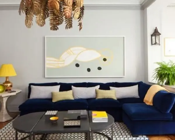 Sofá modular de veludo decora a sala de estar
