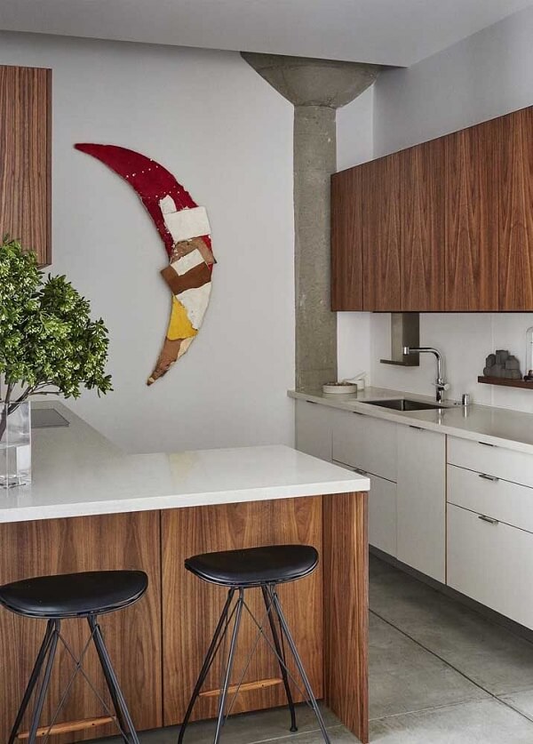 Tecidos e cores formam essa linda escultura de parede da cozinha