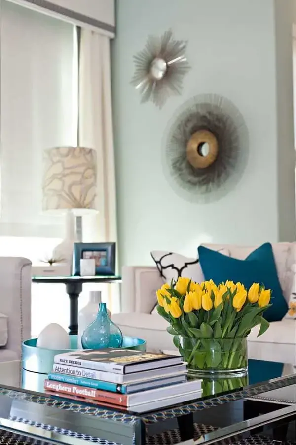 Traga um ponto de cor para a sala de estar incluindo flores amarelas na decoração